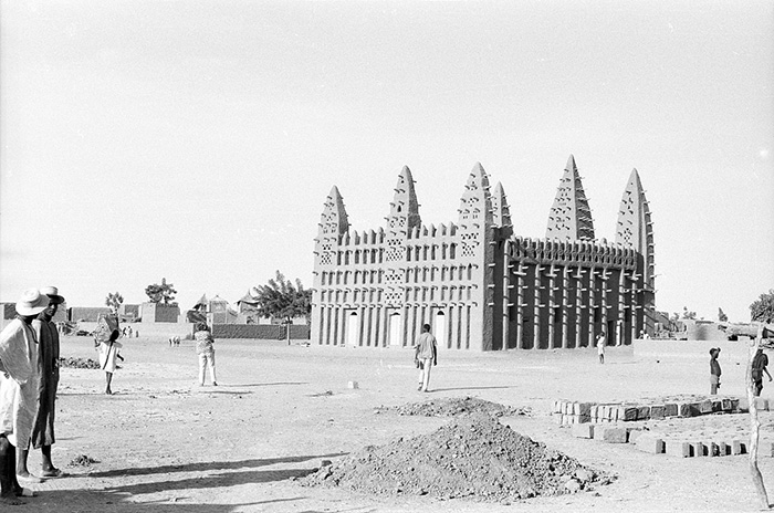 A Sudanese style mosque in Koro, Mali. Photo courtesy of Eliot Elisofon Photographic Archives
