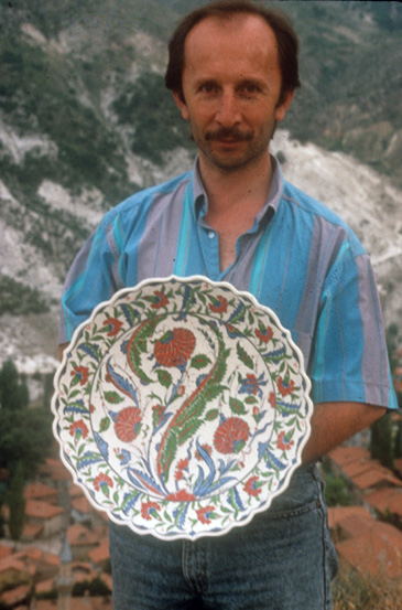 Mehmet Gürsoy holding a plate he designed and painted, inspired by sixteenth century Iznik. Photo courtesy of Henry Glassie