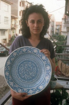 Nurten Şahin with a geometric plate that she designed and painted in Kutahya, Turkey. Photo courtesy of Henry Glassie